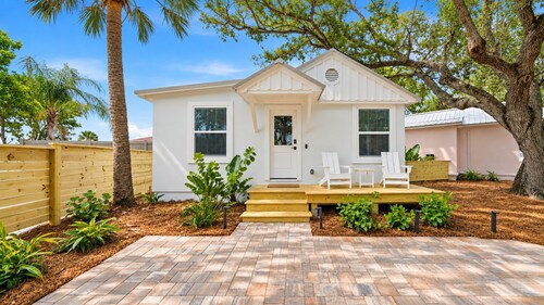 Pelican's Perch Cottage - New & Modern In Perfect Location w/ Waterfront Deck