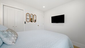 1 bedroom, iron/ironing board, WiFi, bed sheets - Pelican's Perch Cottage - New & Modern In Perfect Location w/ Waterfront Deck (St. Augustine)