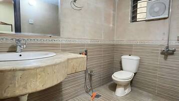 Deluxe Room | Bathroom
