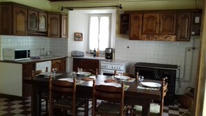 Private kitchen - Renovated Farmhouse with Private Garden in Peaceful Hamlet (Landos)
