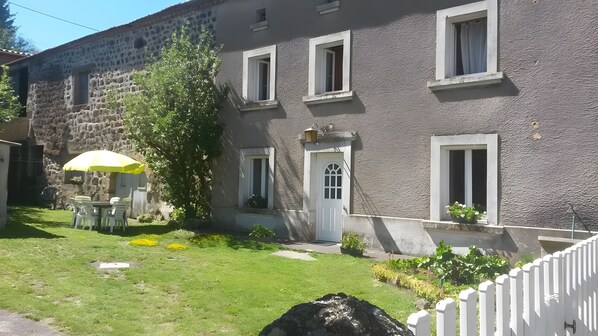Outdoor dining - Renovated Farmhouse with Private Garden in Peaceful Hamlet (Landos)