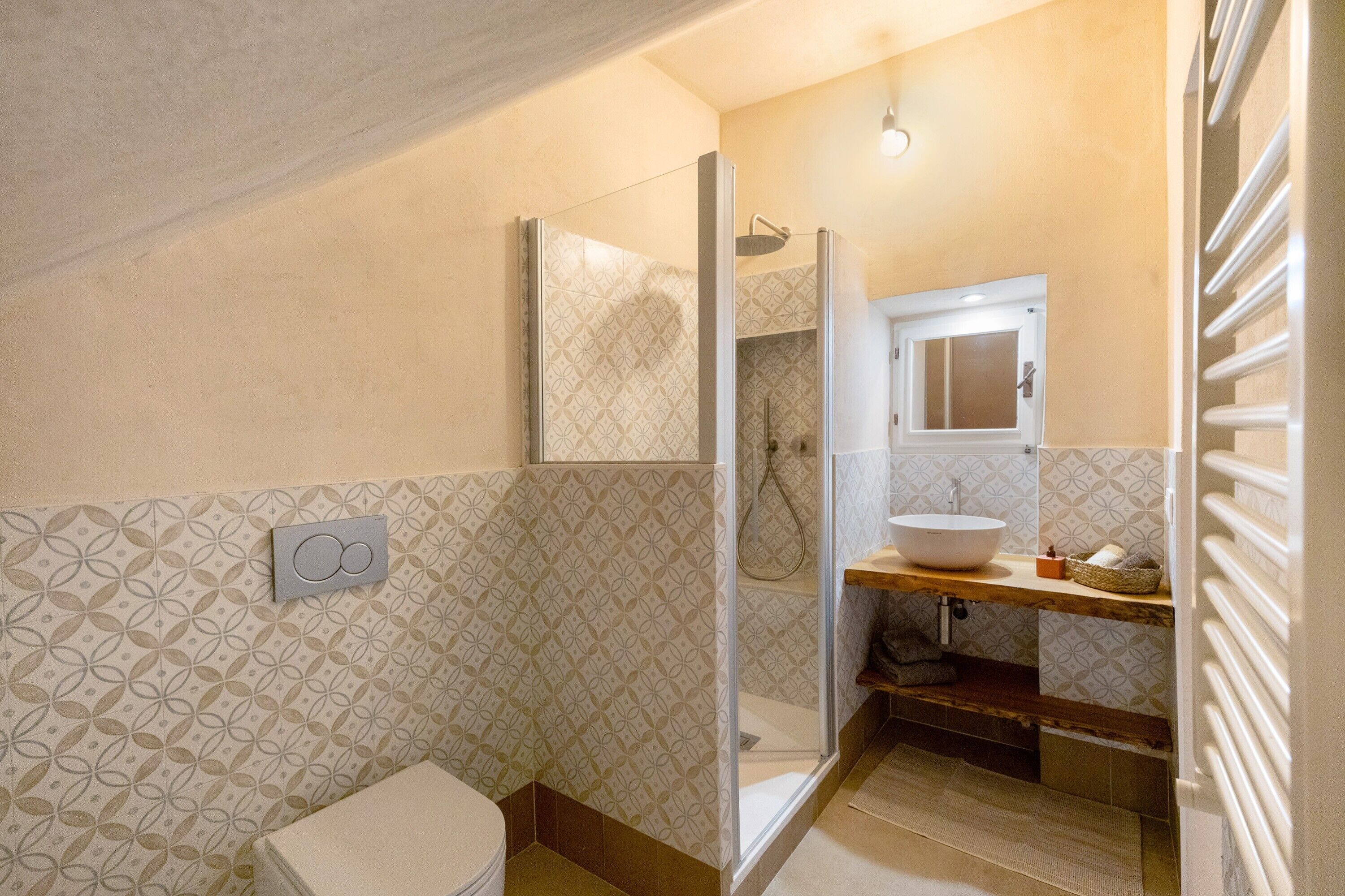 Un baño con ducha, inodoro y lavabo.