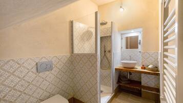 Ein Badezimmer mit Dusche, Toilette und Waschbecken.