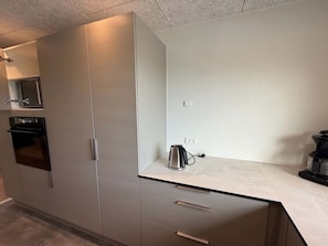 Kühlschrank, Geschirrspüler, Kochgeschirr/Geschirr/Besteck