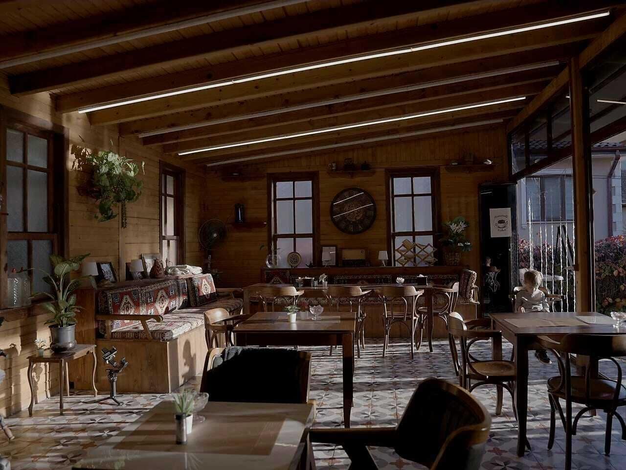 Déjeuner, dîner et souper servis sur place