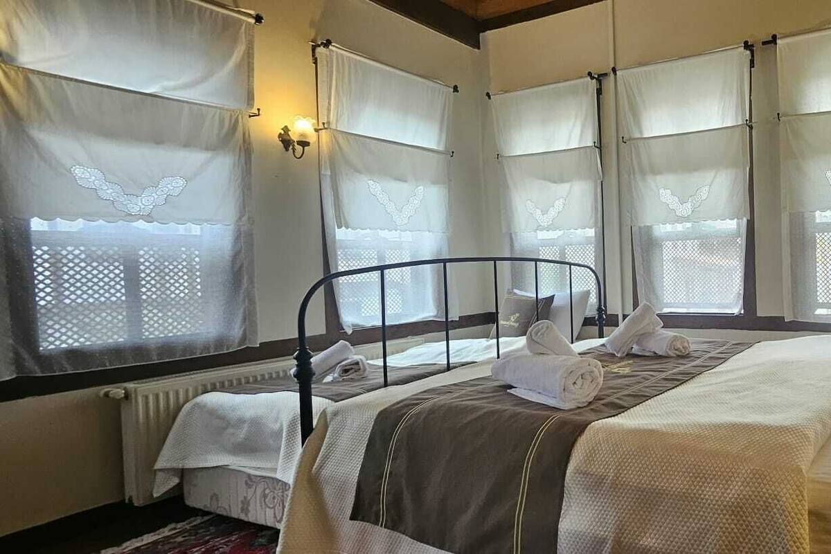 Habitación triple familiar, balcón | Ropa de cama de alta calidad, wifi gratis, ropa de cama