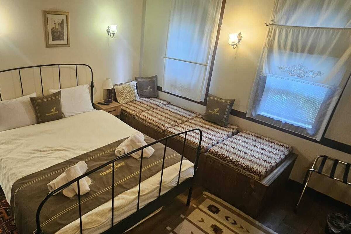 Habitación triple familiar, no fumadores, balcón | Ropa de cama de alta calidad, wifi gratis, ropa de cama