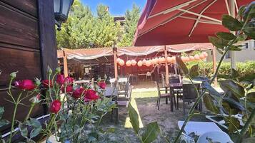 Petit déjeuner, déjeuner et dîner servis sur place