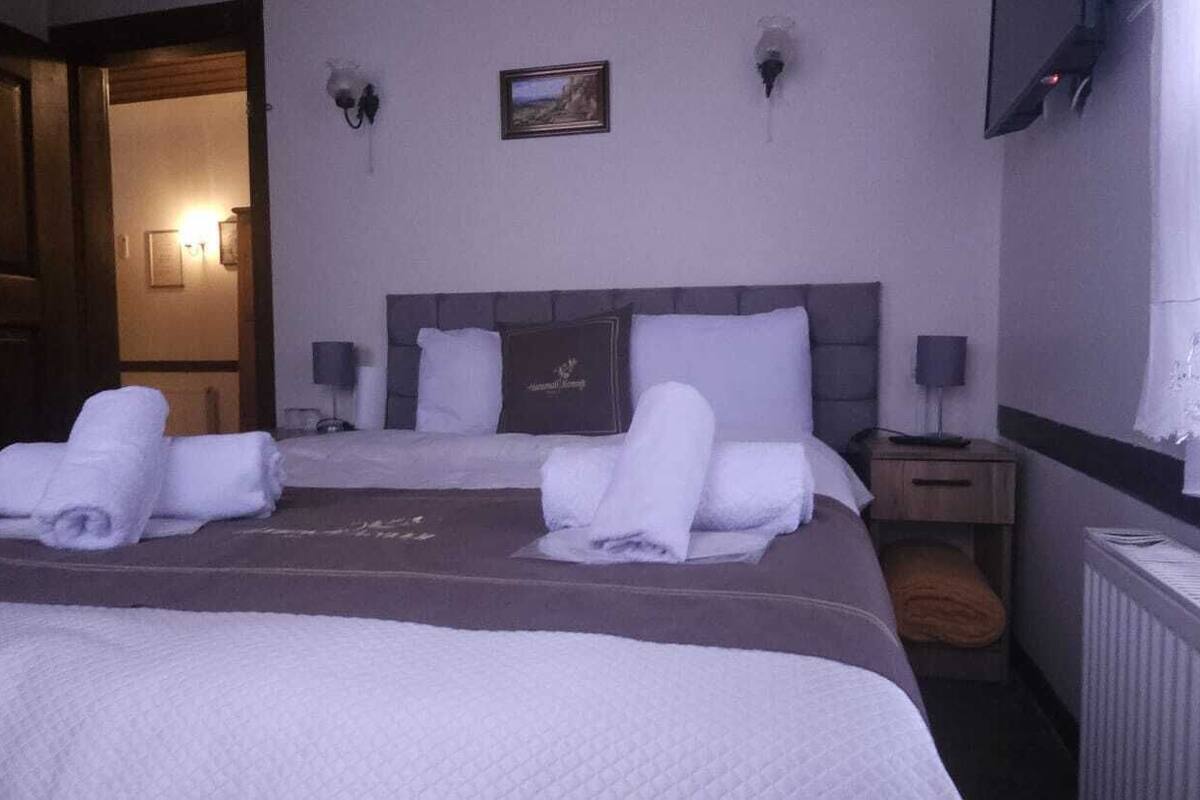Habitación familiar doble, no fumadores, balcón | Ropa de cama de alta calidad, wifi gratis, ropa de cama