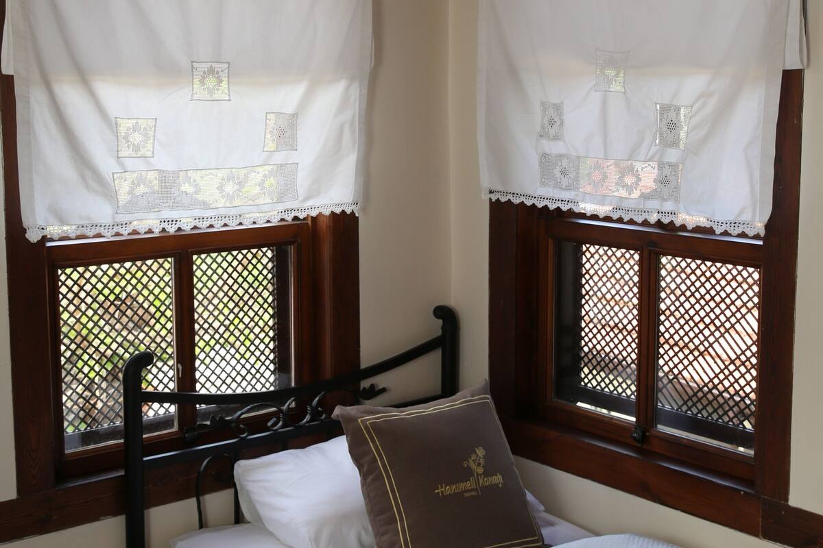 Habitación familiar con 1 cama doble o 2 individuales, no fumadores, balcón | Ropa de cama de alta calidad, wifi gratis, ropa de cama
