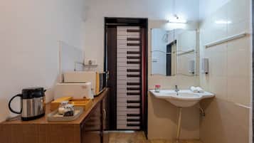 Een douche, zeep, shampoo, toiletpapier