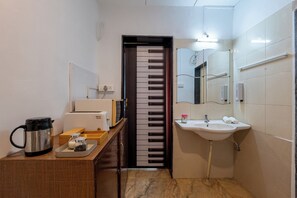 Een douche, zeep, shampoo, toiletpapier