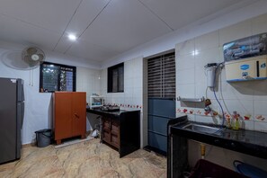 Private kitchen - CosmicStays Lake County  (Mulshi)