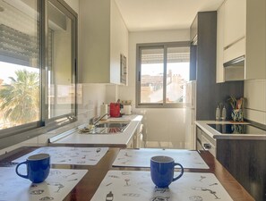 Coffee/tea maker, fridge, microwave, oven - Bright penthouse, city view - guests (Málaga)