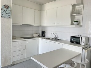 Micro-ondes, plaque de cuisson, cafetière/bouilloire