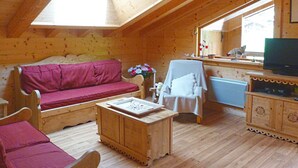 A cozy wooden cabin with a loft bedroom, a dining area, and a kitchenette. - Spacious apartment - 8 guests (Arêches-Beaufort)