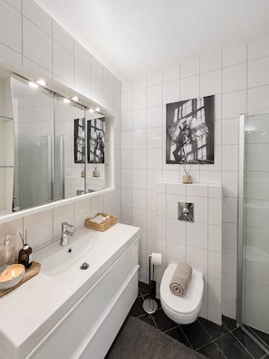 Een douche, handdoeken