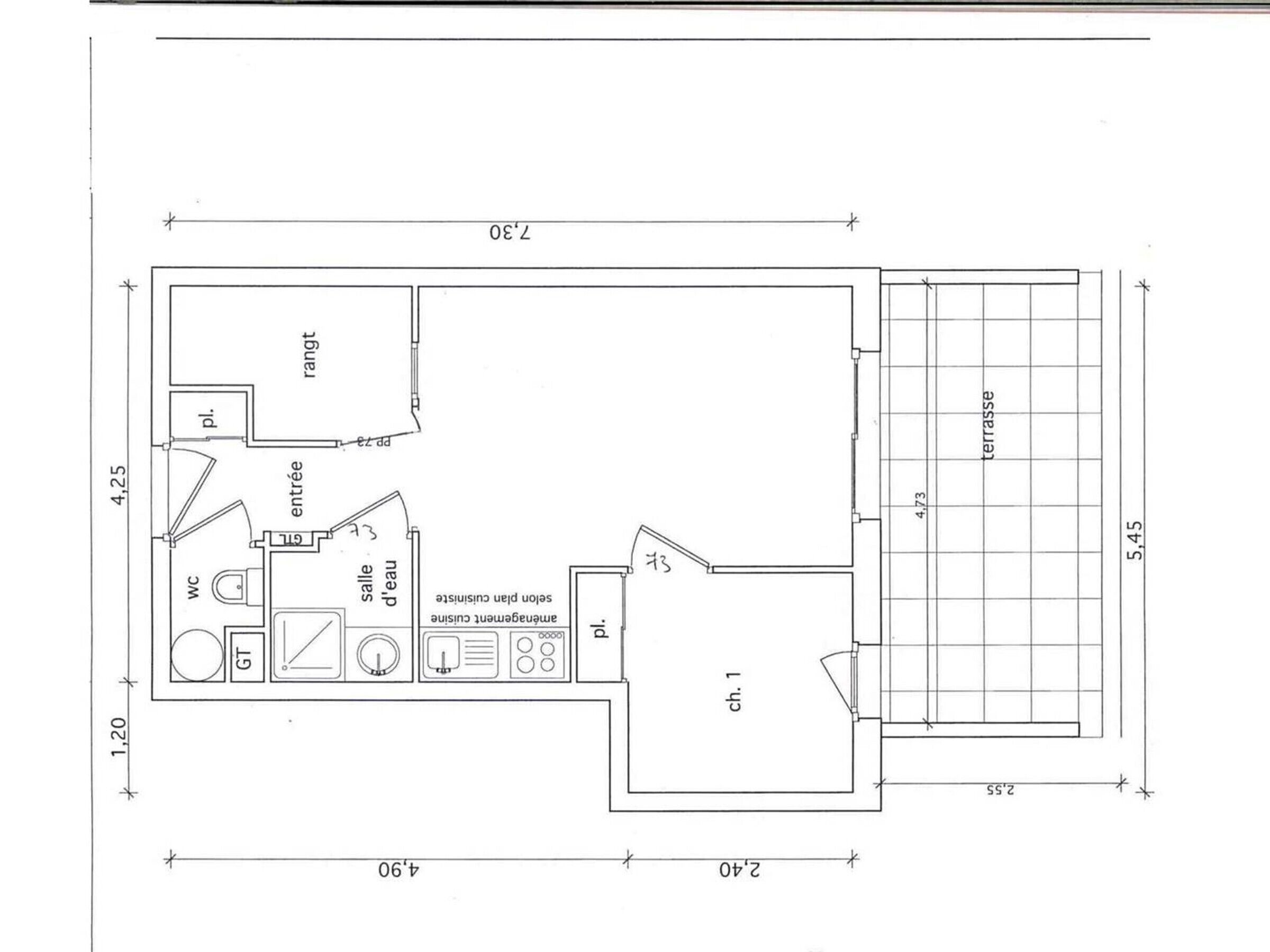 Plano de una habitación de hotel con baño, inodoro, kitchenette y terraza.