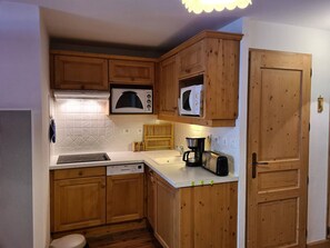 Wasserkocher mit Kaffee-/Teezubehör, Kühlschrank, Mikrowelle, Ofen