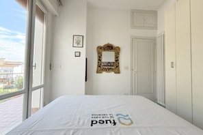 3 bedrooms - M471 – Marcelli, two-bedroom apartment with balcony, just 200 metres from the beach (Marcelli)