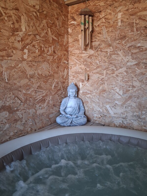 Indoor spa tub