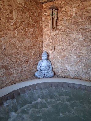 Indoor spa tub - Vrbo Property (Winnezeele)