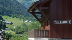 A wooden building with a sign reading 'val blanc 1' and a mountainous backdrop. - Charming central apartment - 4 guests (Arêches-Beaufort)
