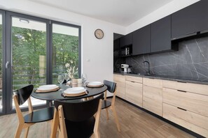 Wasserkocher mit Kaffee-/Teezubehör, Kühlschrank, Mikrowelle, Herdplatte