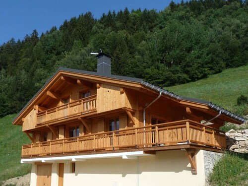 Mountain feel chalet - 10 guests