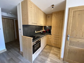 Kühlschrank, Herdplatte, Toaster
