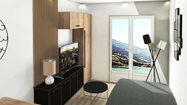 Ett modernt rum med en TV, ett matbord med mat på, en soffa och utsikt över bergen genom en glasdörr.