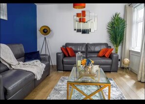 Living area - Large 5 Bedroom, Free Parking for Contractors, Stockton (Stockton-on-Tees)