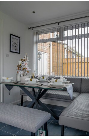 Dining - Large 5 Bedroom, Free Parking for Contractors, Stockton (Stockton-on-Tees)