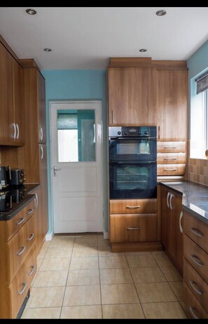 Private kitchen - Large 5 Bedroom, Free Parking for Contractors, Stockton (Stockton-on-Tees)
