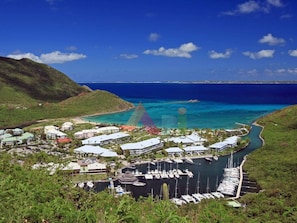 Ein Küstenresort mit mehreren Gebäuden, einem Yachthafen und Blick auf den Ozean.