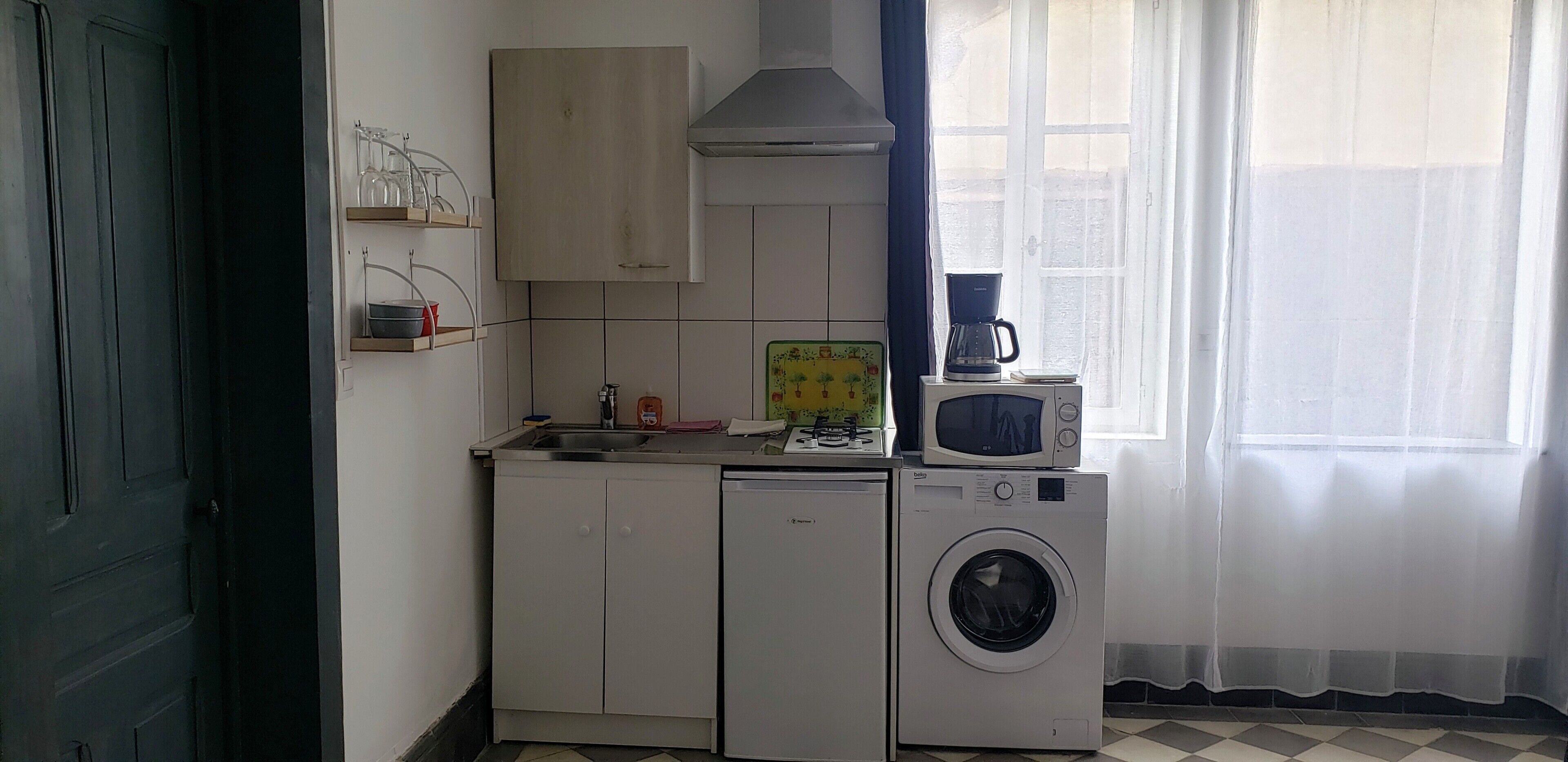 Kühlschrank, Mikrowelle, Herdplatte, Wasserkocher mit Kaffee-/Teezubehör