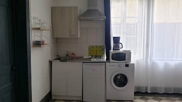 Kühlschrank, Mikrowelle, Herdplatte, Wasserkocher mit Kaffee-/Teezubehör