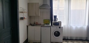 Refrigerador, microondas, parrilla de estufa y cafetera y tetera 