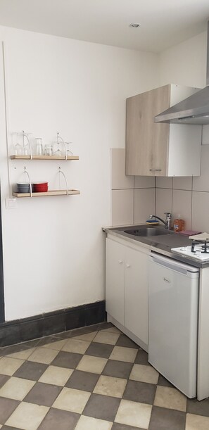 Refrigerador, microondas, parrilla de estufa y cafetera y tetera 