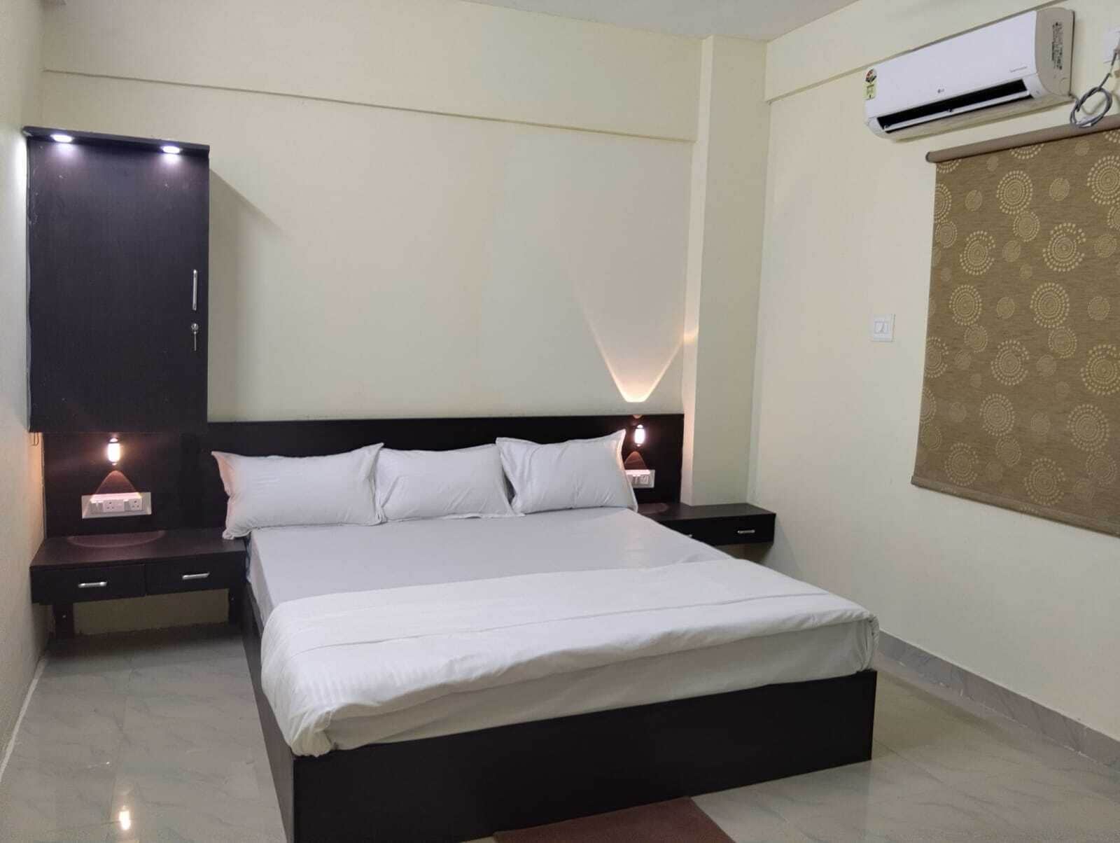 Apartment, Kitchen | Desk, laptop workspace, iron/ironing board, free WiFi