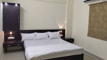 Apartment, Kitchen | Desk, laptop workspace, iron/ironing board, free WiFi
