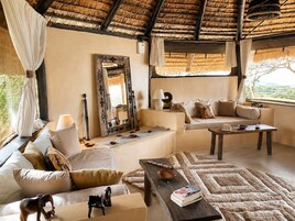 Deluxe Cottage, River View | Living area
