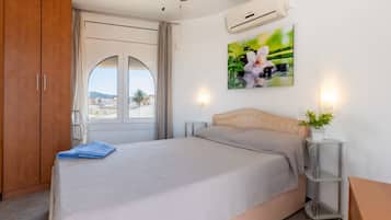 Iron/ironing board, internet, bed sheets