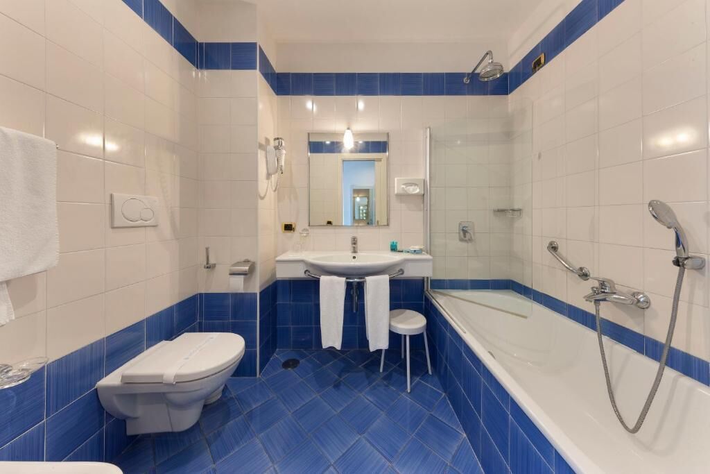 Habitación clásica doble, balcón, vistas al mar | Baño | Zapatillas