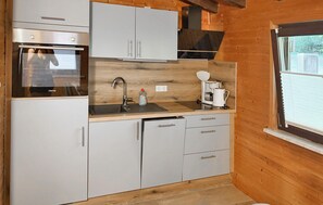 Wasserkocher mit Kaffee-/Teezubehör, Kühlschrank, Mikrowelle, Herdplatte