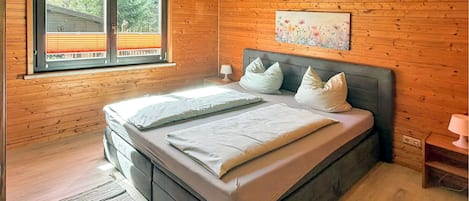 2 bedrooms, travel crib, WiFi (free)