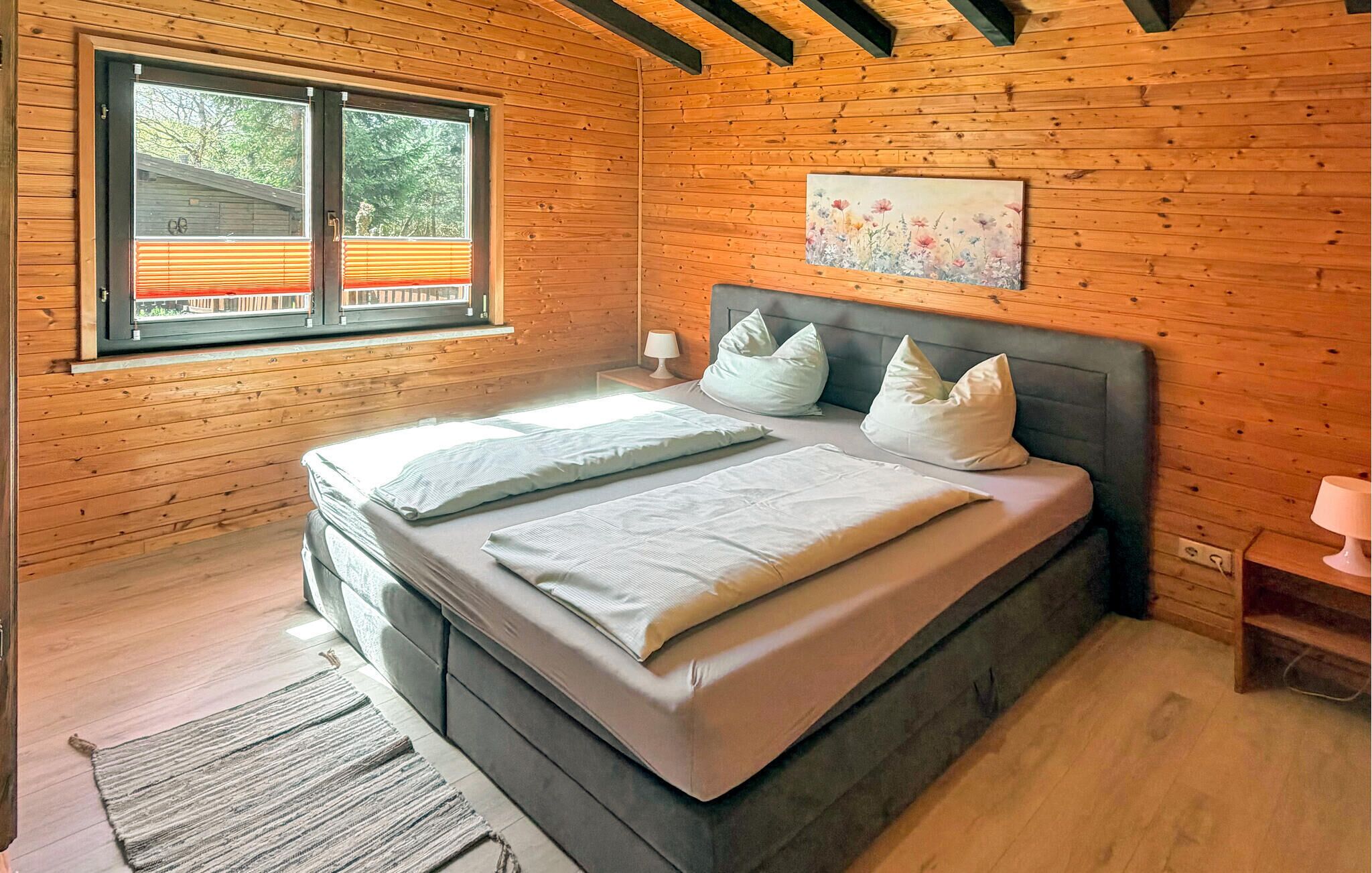 2 bedrooms, travel crib, WiFi (free)
