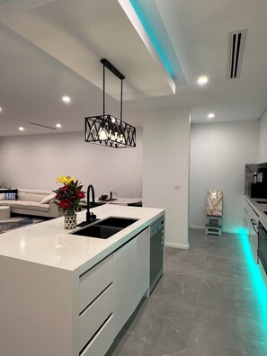 Private kitchen - Luxury fully furnished space with modern rooms | Near Airport | 3-min. to shops (Craigieburn)