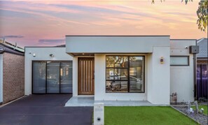 Exterior detail - Luxury fully furnished space with modern rooms | Near Airport | 3-min. to shops (Craigieburn)