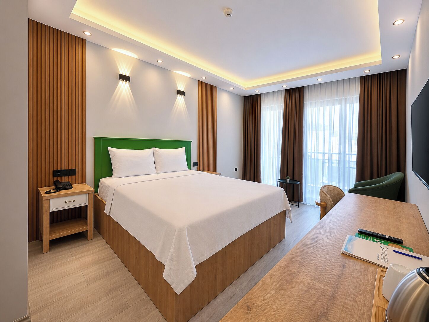 Habitación doble Deluxe, balcón | Caja de seguridad en la habitación y escritorio 